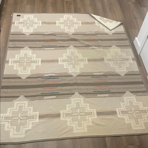 Pendleton Wool Reversible Southwestern Throw Blanket 57” x 74” - Picture 2 of 7